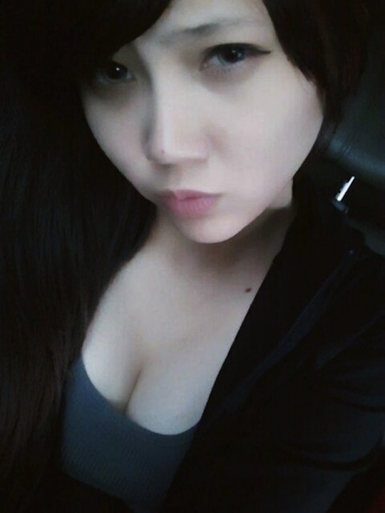 Taiwanese Teenager Shows Cleavage Becomes Minor Internet