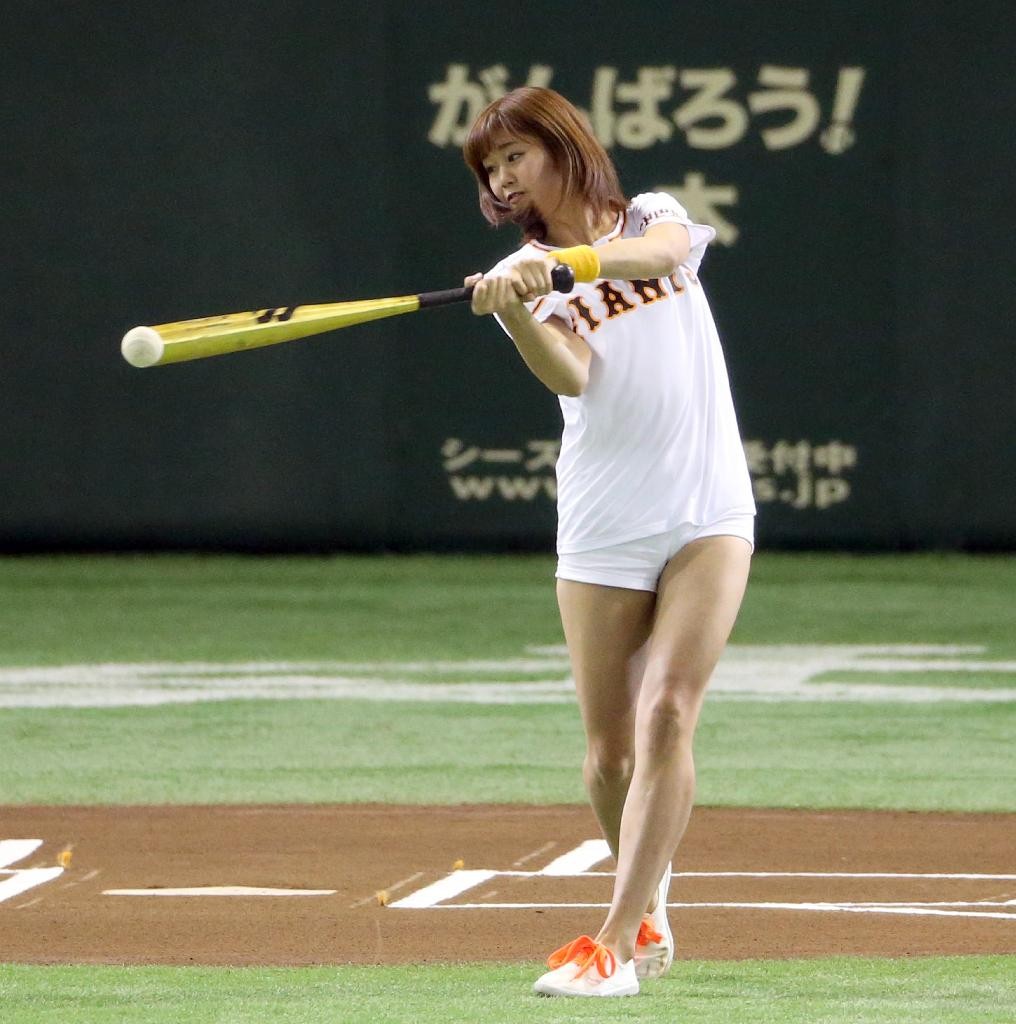 Baseball idol hottie Ami Inamura can swing our bat any 