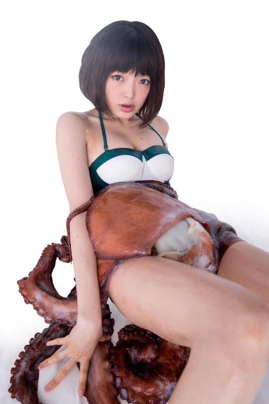 Japanese Octopus Porn - Japanese cosplayer poses with live octopus for Hokusai shunga cosplay â€“  Tokyo Kinky Sex, Erotic and Adult Japan